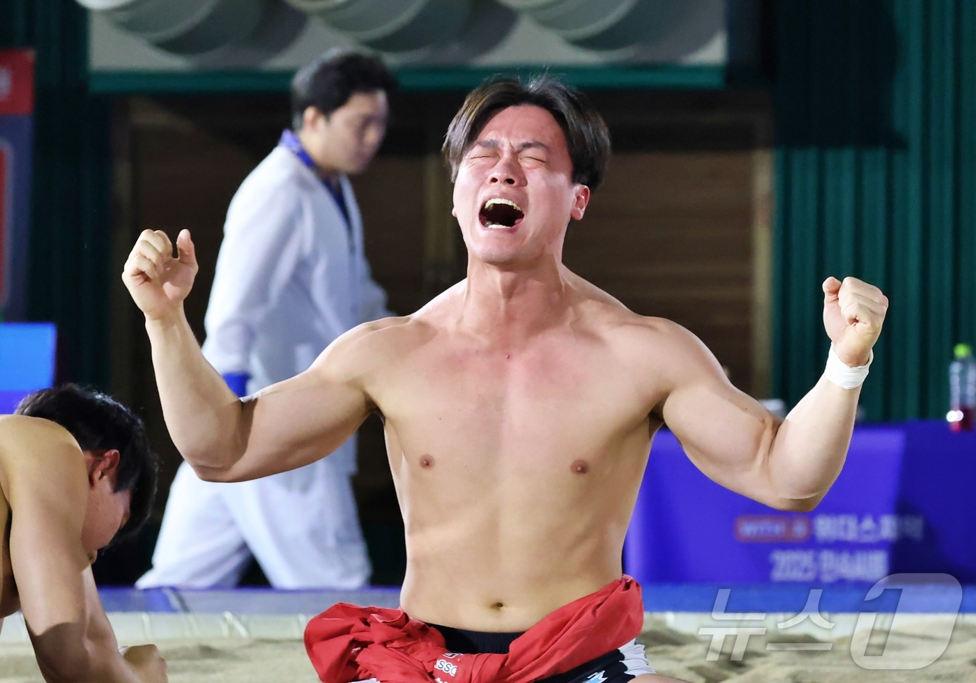 (서울=뉴스1) = 3일 충청북도 영동군 영동체육관에서 열린 ‘위더스제약 2025 민속씨름 영동세계국악엑스포장사씨름대회’ 소백장사(72kg이하)에 등극한 황찬섭(제주특별자치도청)이 …
