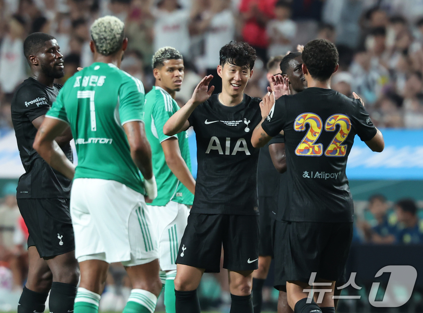 (서울=뉴스1) 장수영 기자 = 3일 오후 서울 마포구 서울월드컵경기장에서 열린 쿠팡플레이 시리즈 토트넘 홋스퍼와 뉴캐슬 유나이티드의 경기 후반전, 토트넘 손흥민이 교체로 그라운드 …