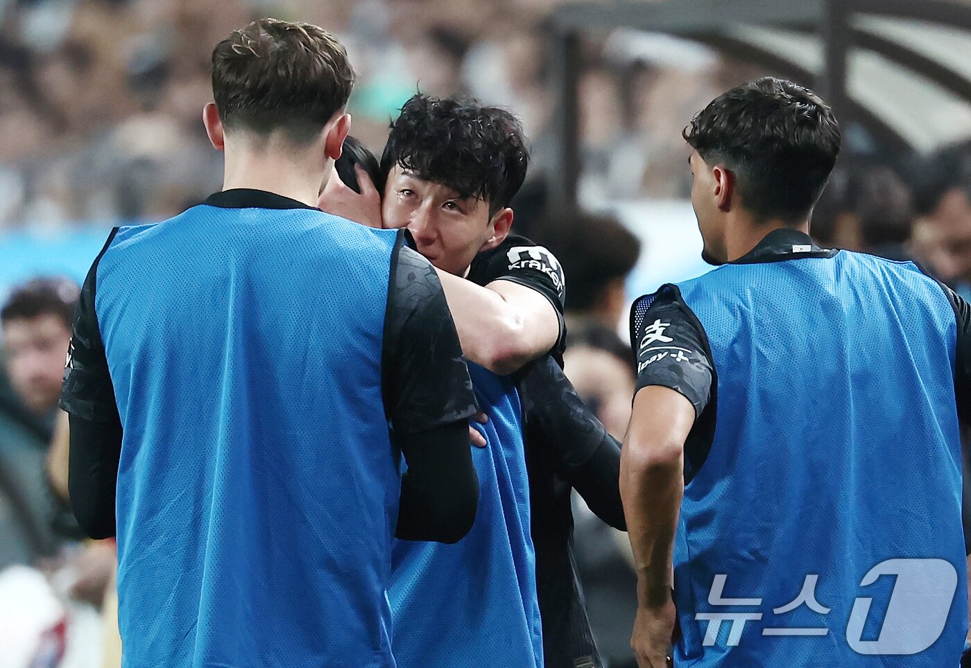 본문 이미지 - 3일 오후 서울 마포구 서울월드컵경기장에서 열린 쿠팡플레이 시리즈 토트넘 홋스퍼와 뉴캐슬 유나이티드의 경기 후반전, 사실상 마지막 경기를 치르고 교체되는 손흥민이 양민혁 등 동료 선수들과 포옹하며 눈물을 보이고 있다. 2025.8.3/뉴스1 ⓒ News1 김민지 기자