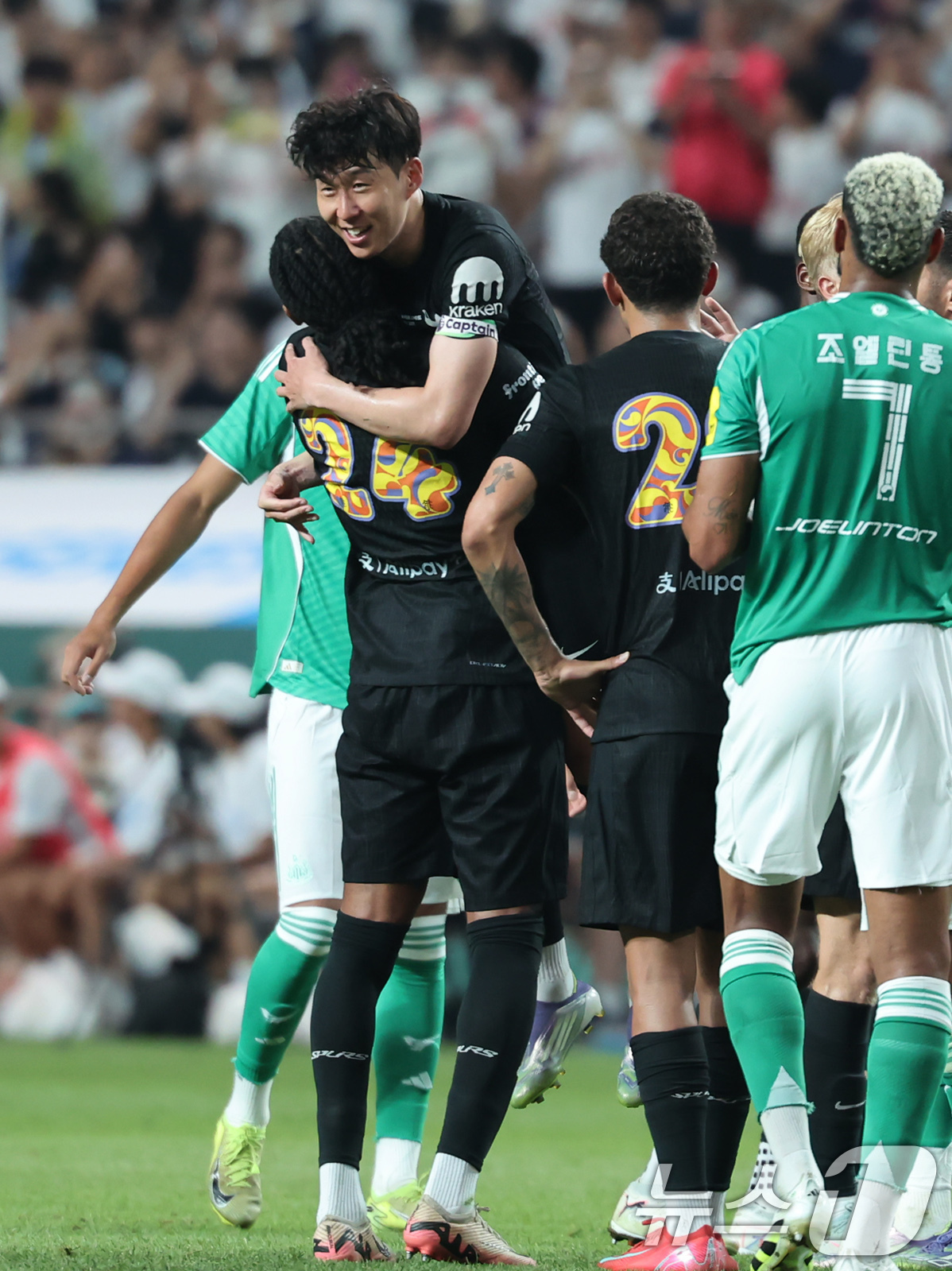 (서울=뉴스1) 장수영 기자 = 3일 오후 서울 마포구 서울월드컵경기장에서 열린 쿠팡플레이 시리즈 토트넘 홋스퍼와 뉴캐슬 유나이티드의 경기 후반전, 토트넘 손흥민이 교체로 그라운드 …