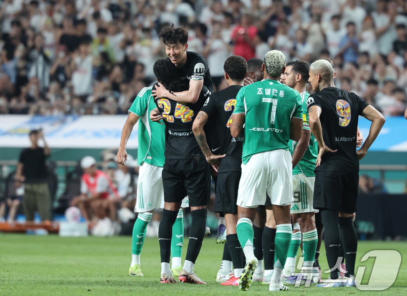 본문 이미지 - 3일 오후 서울 마포구 서울월드컵경기장에서 열린 쿠팡플레이 시리즈 토트넘 홋스퍼와 뉴캐슬 유나이티드의 경기 후반전, 토트넘 손흥민이 교체로 그라운드를 나가며 동료 선수들과 인사를 나누고 있다. 2025.8.3/뉴스1 ⓒ News1 장수영 기자