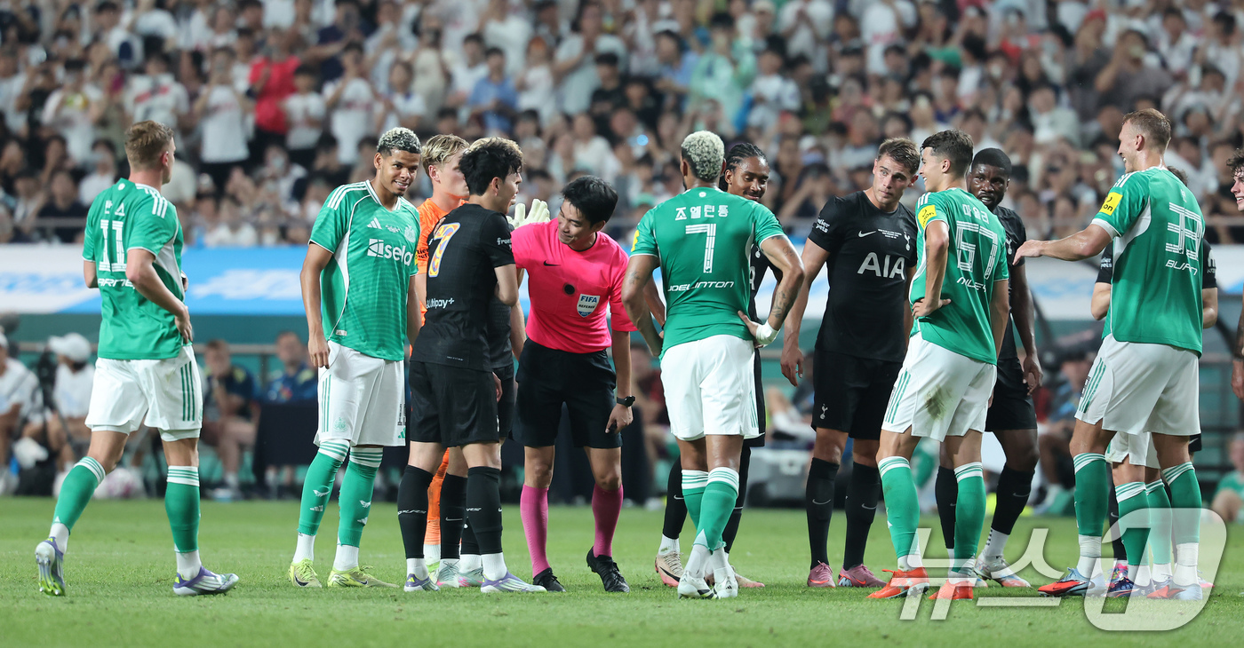 (서울=뉴스1) 장수영 기자 = 3일 오후 서울 마포구 서울월드컵경기장에서 열린 쿠팡플레이 시리즈 토트넘 홋스퍼와 뉴캐슬 유나이티드의 경기 후반전, 토트넘 손흥민이 교체로 그라운드 …