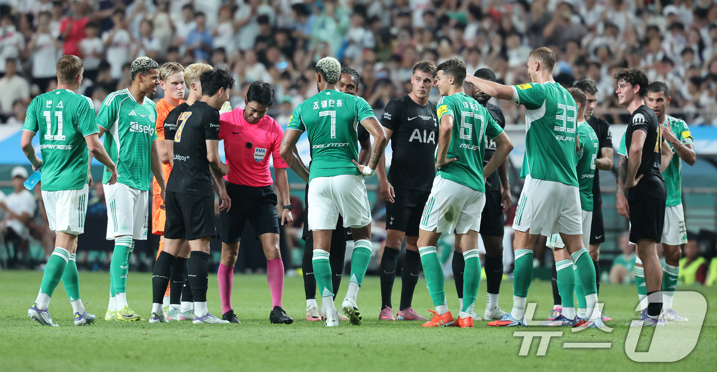 (서울=뉴스1) 장수영 기자 = 3일 오후 서울 마포구 서울월드컵경기장에서 열린 쿠팡플레이 시리즈 토트넘 홋스퍼와 뉴캐슬 유나이티드의 경기 후반전, 토트넘 손흥민이 교체로 그라운드 …