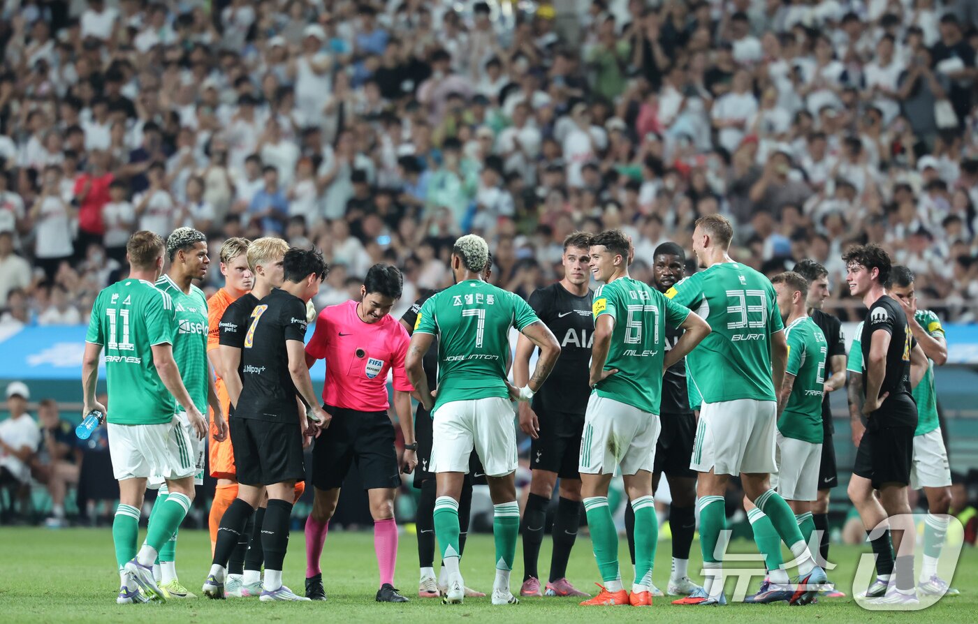 본문 이미지 - 3일 오후 서울 마포구 서울월드컵경기장에서 열린 쿠팡플레이 시리즈 토트넘 홋스퍼와 뉴캐슬 유나이티드의 경기 후반전, 토트넘 손흥민이 교체로 그라운드를 나가며 동료 선수들에게 가드 오브 아너를 받고 있다. 2025.8.3/뉴스1 ⓒ News1 장수영 기자