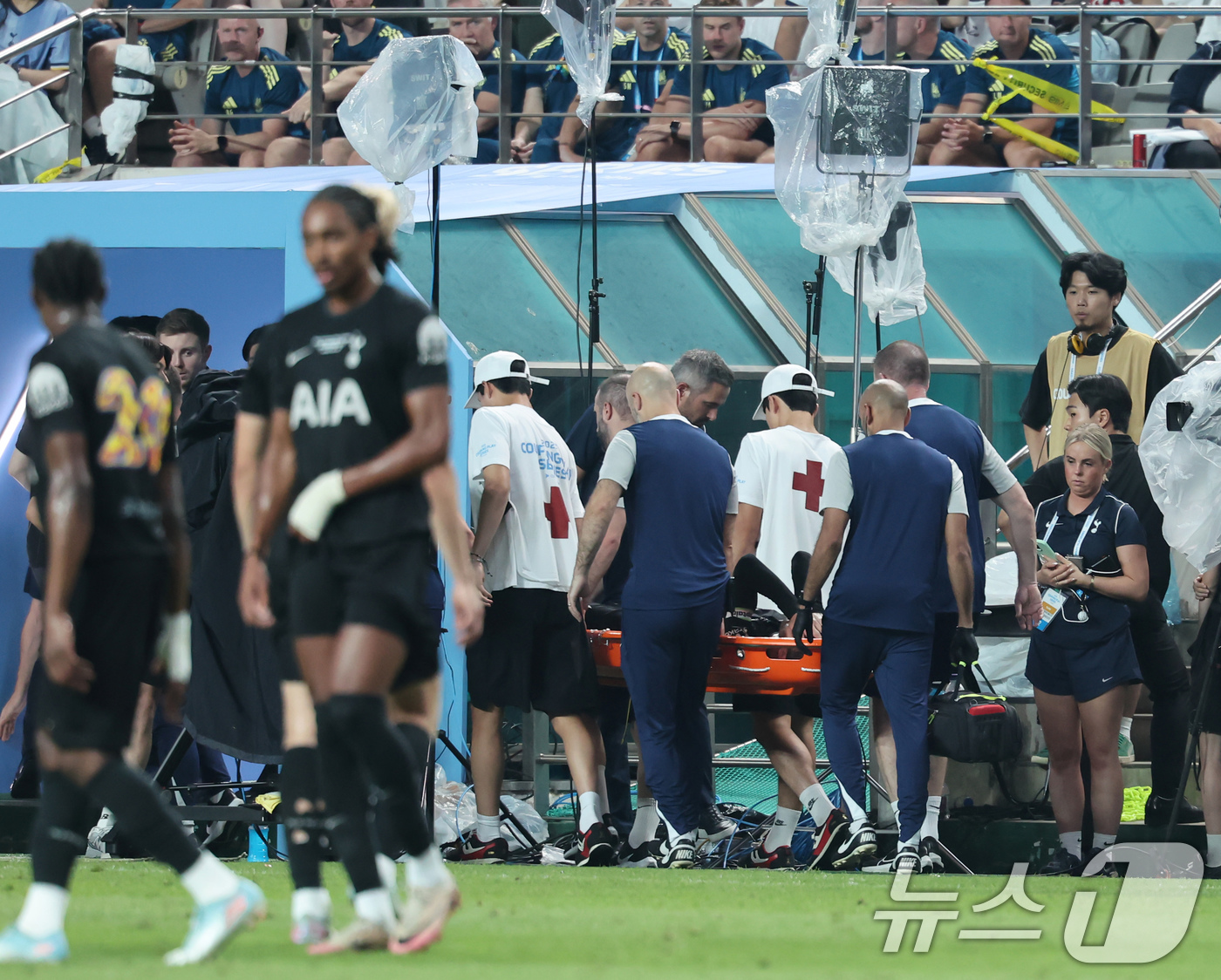 (서울=뉴스1) 장수영 기자 = 3일 오후 서울 마포구 서울월드컵경기장에서 열린 쿠팡플레이 시리즈 토트넘 홋스퍼와 뉴캐슬 유나이티드의 경기 후반전, 토트넘 제임스 메디슨이 부상으로 …