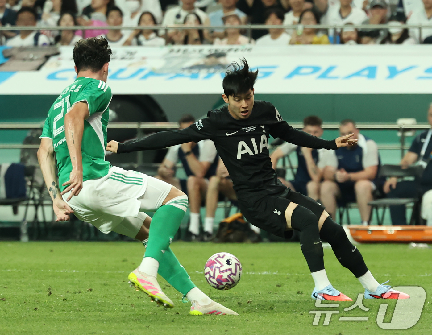 (서울=뉴스1) 장수영 기자 = 3일 오후 서울 마포구 서울월드컵경기장에서 열린 쿠팡플레이 시리즈 토트넘 홋스퍼와 뉴캐슬 유나이티드의 경기 후반전, 토트넘 양민혁이 돌파하고 있다. …