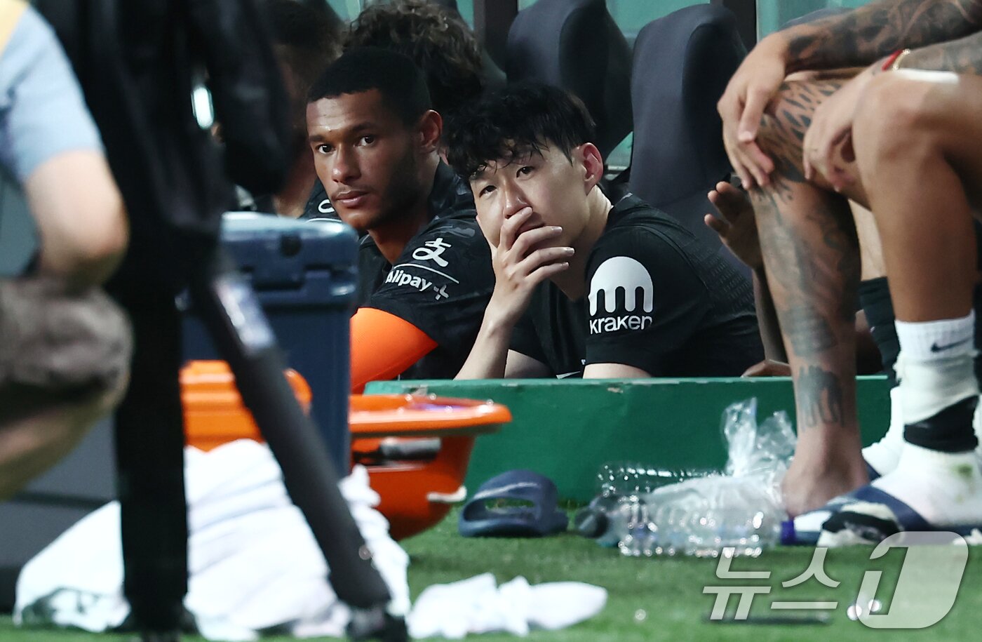 본문 이미지 - 3일 오후 서울 마포구 서울월드컵경기장에서 열린 쿠팡플레이 시리즈 토트넘 홋스퍼와 뉴캐슬 유나이티드의 경기 후반전에서 토트넘 손흥민이 경기를 바라보고 있다. 2025.8.3/뉴스1 ⓒ News1 김민지 기자