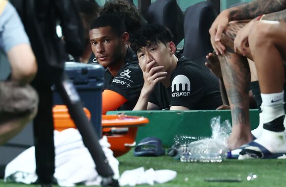 손흥민, 박수 받으며 토트넘과 이별…끝내 흘린 눈물