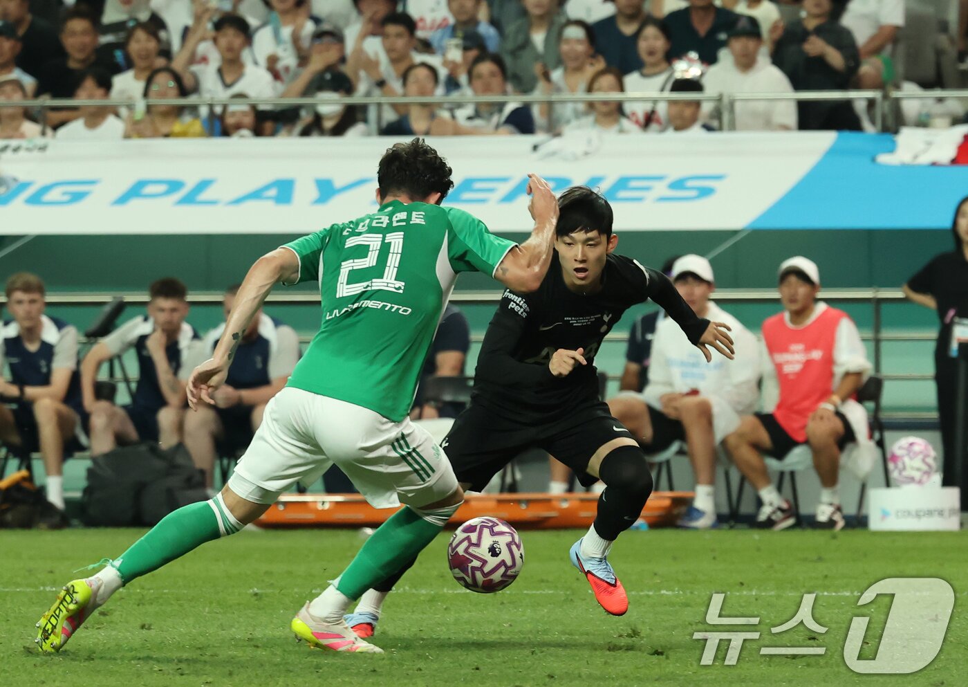 본문 이미지 - 3일 오후 서울 마포구 서울월드컵경기장에서 열린 쿠팡플레이 시리즈 토트넘 홋스퍼와 뉴캐슬 유나이티드의 경기 후반전, 토트넘 양민혁이 돌파하고 있다. 2025.8.3/뉴스1 ⓒ News1 장수영 기자