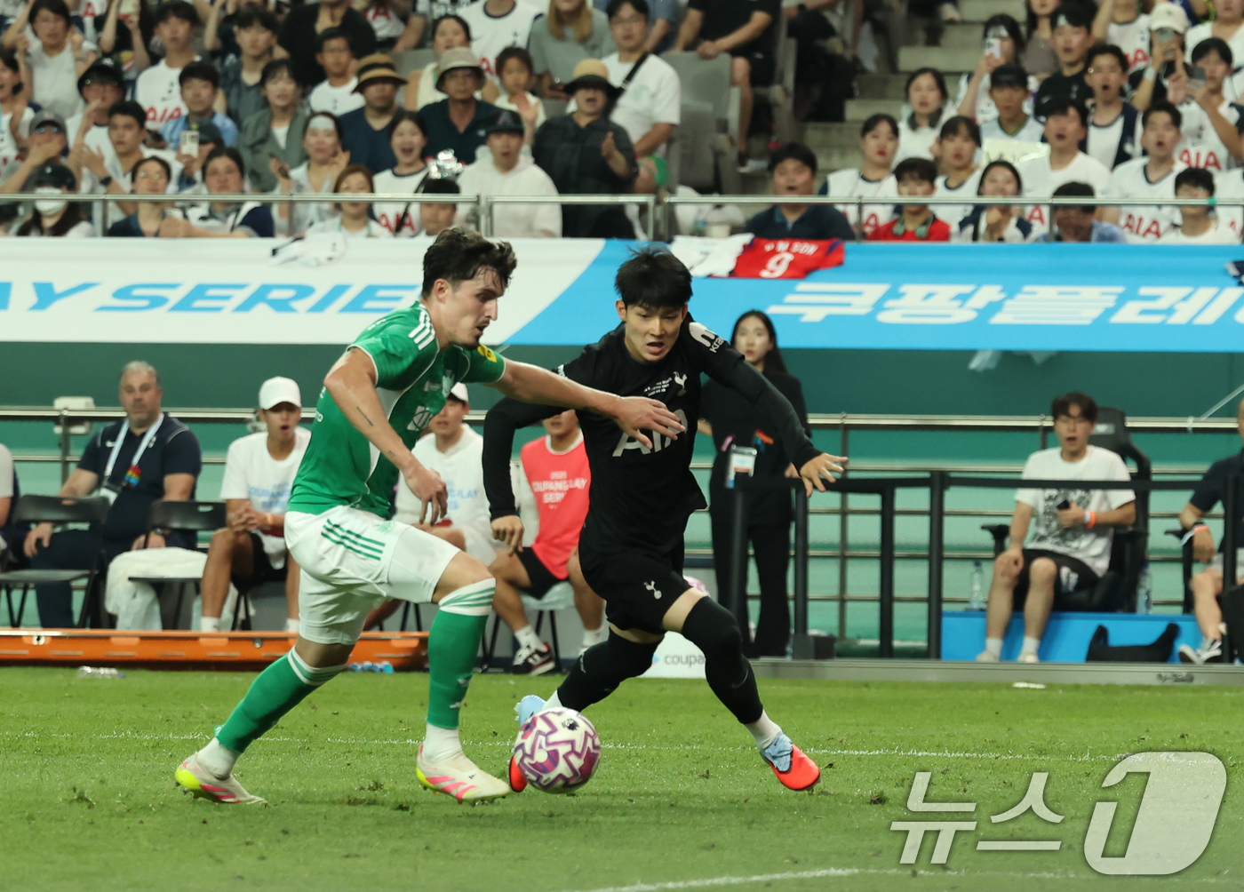 (서울=뉴스1) 장수영 기자 = 3일 오후 서울 마포구 서울월드컵경기장에서 열린 쿠팡플레이 시리즈 토트넘 홋스퍼와 뉴캐슬 유나이티드의 경기 후반전, 토트넘 양민혁이 돌파하고 있다. …