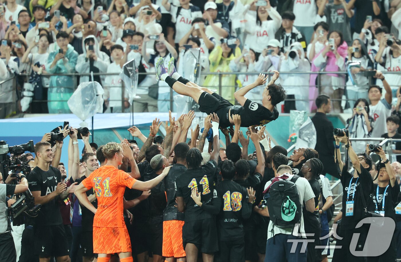 본문 이미지 - 3일 오후 서울 상암월드컵경기장에서 열린 쿠팡플레이 시리즈 토트넘 홋스퍼와 뉴캐슬 유나이티드의 경기를 마친 손흥민이 선수단에게 헹가래를 받고 있다. ⓒ News1 장수영 기자