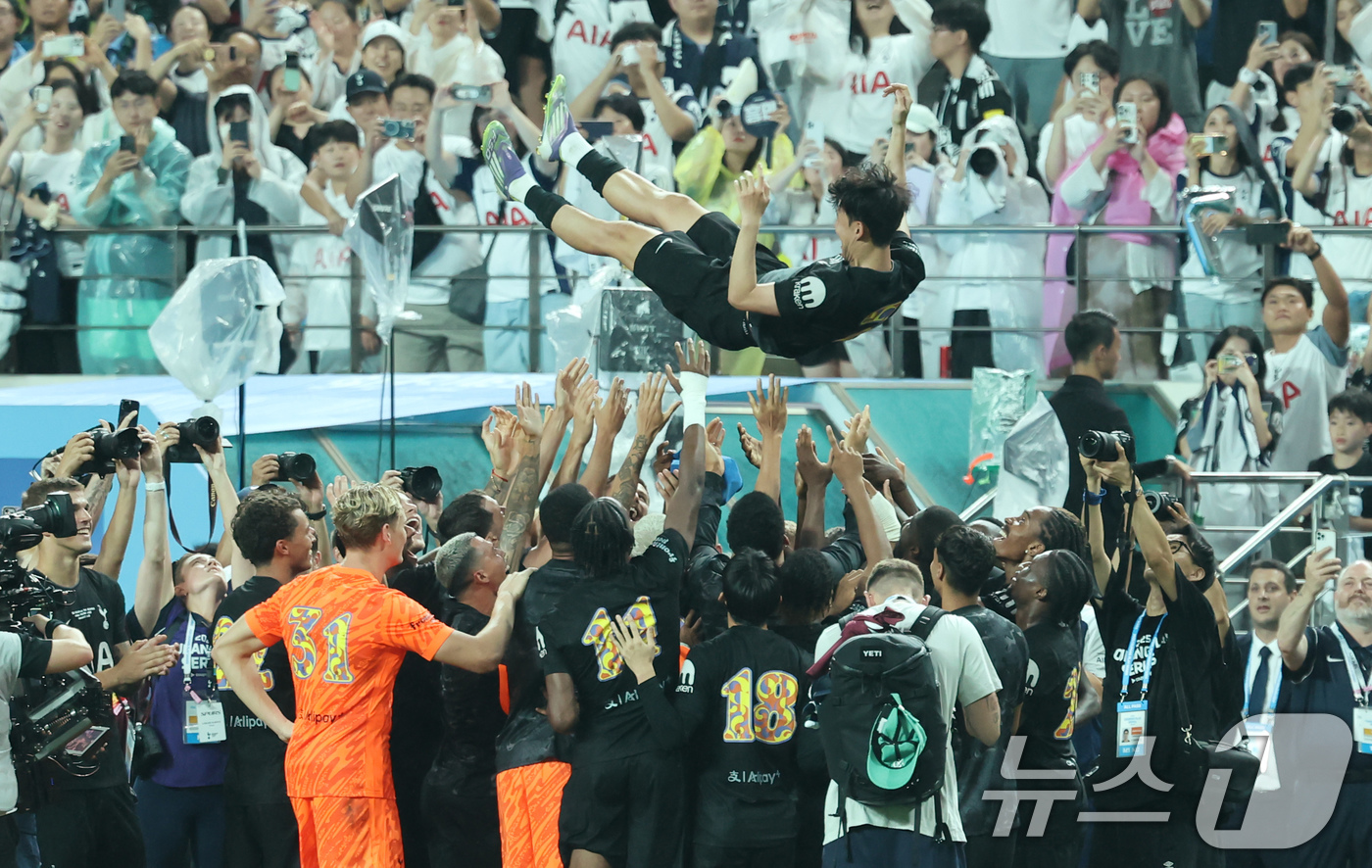 (서울=뉴스1) 장수영 기자 = 3일 오후 서울 마포구 서울월드컵경기장에서 열린 쿠팡플레이 시리즈 토트넘 홋스퍼와 뉴캐슬 유나이티드의 경기를 마친 손흥민이 선수단에게 헹가래를 받고 …