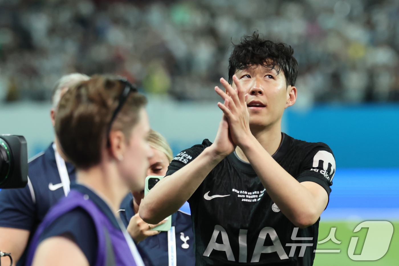 (서울=뉴스1) 장수영 기자 = 3일 오후 서울 마포구 서울월드컵경기장에서 열린 쿠팡플레이 시리즈 토트넘 홋스퍼와 뉴캐슬 유나이티드의 경기를 마친 손흥민이 선수단에게 팬들에게 인사 …