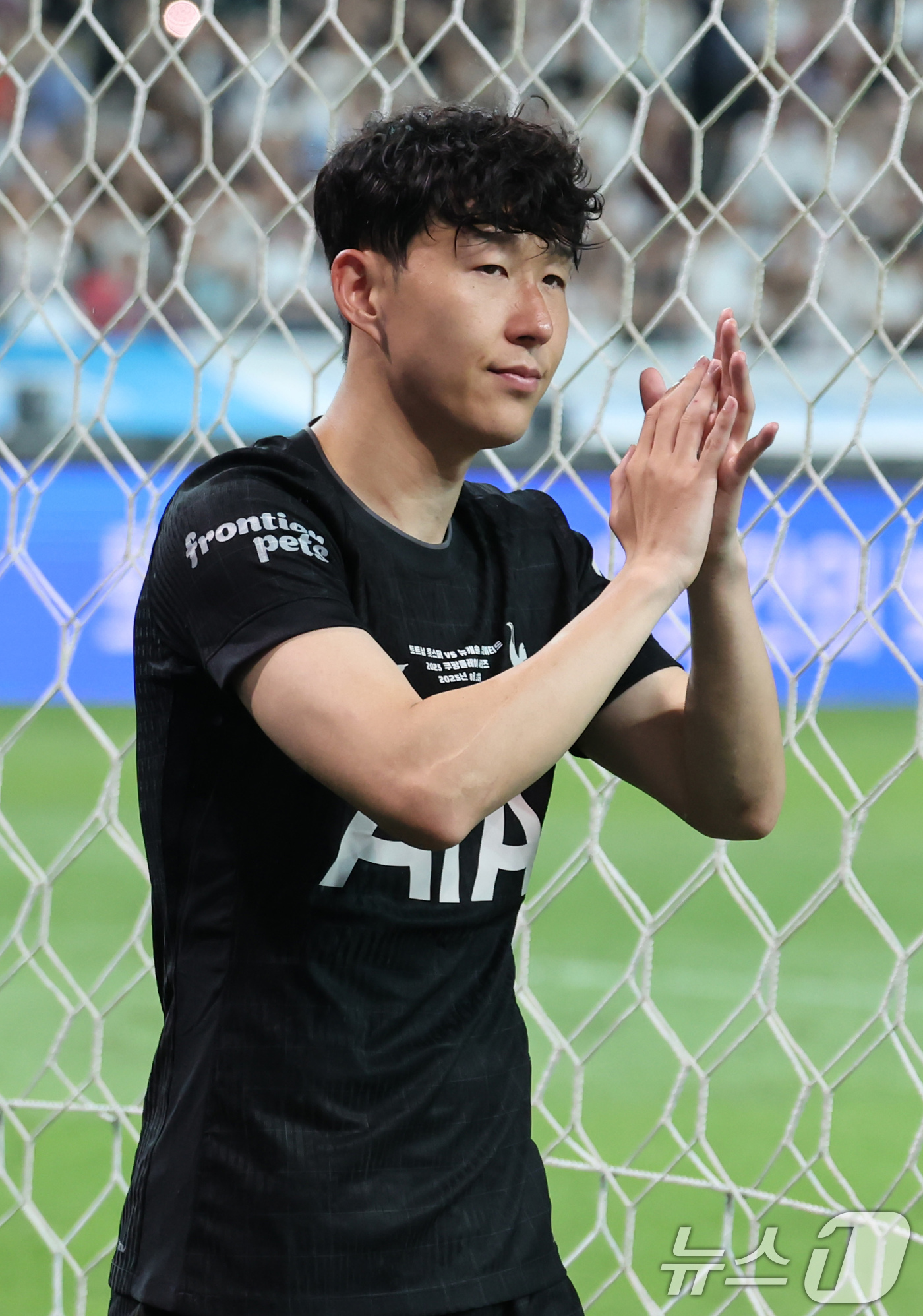 (서울=뉴스1) 장수영 기자 = 3일 오후 서울 마포구 서울월드컵경기장에서 열린 쿠팡플레이 시리즈 토트넘 홋스퍼와 뉴캐슬 유나이티드의 경기를 마친 손흥민이 선수단에게 팬들에게 인사 …