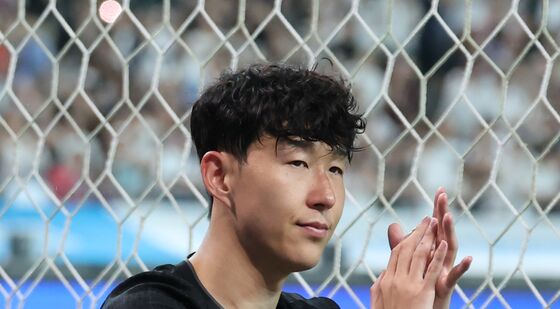 팬들에게 인사하는 손흥민