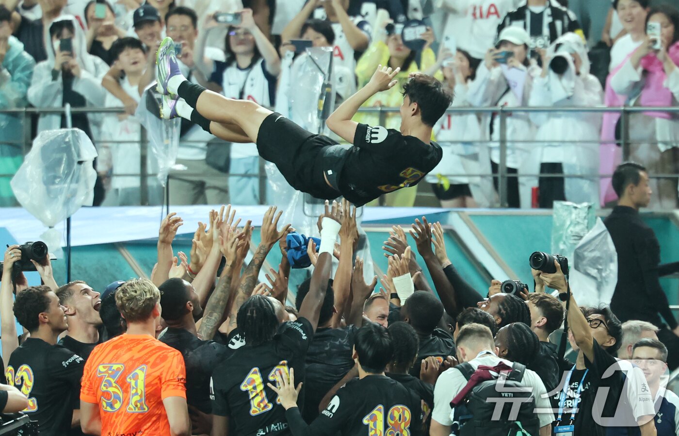 본문 이미지 - 3일 오후 서울 마포구 서울월드컵경기장에서 열린 쿠팡플레이 시리즈 토트넘 홋스퍼와 뉴캐슬 유나이티드의 경기를 마친 손흥민이 선수단에게 헹가래를 받고 있다. 2025.8.3/뉴스1 ⓒ News1 장수영 기자
