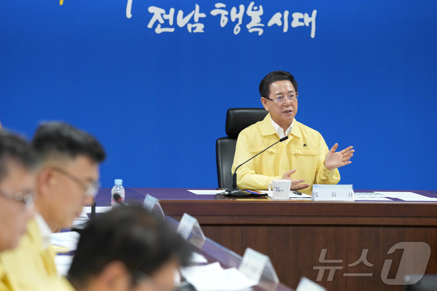 (무안=뉴스1) 전원 기자 = 김영록 전라남도지사가 전남 곳곳에 극한호우가 내린 3일 밤 도청 재난종합상황실에서 실국장들이 참석한 가운데 '호우 대비 대처사항 보고회'를 주재하고 …