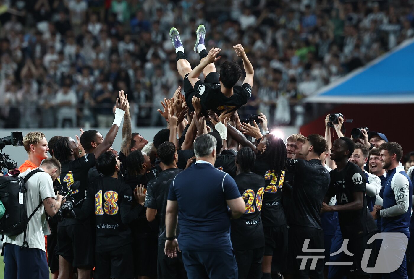 본문 이미지 - 헹가래를 받는 손흥민. 2025.8.3/뉴스1 ⓒ News1 김민지 기자