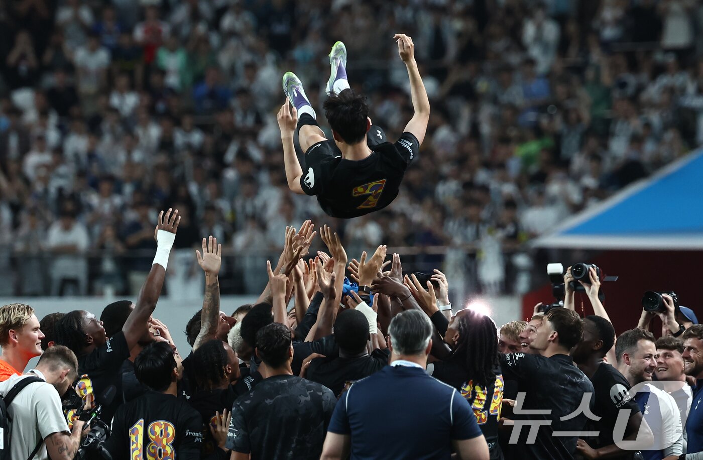 본문 이미지 - 3일 오후 서울시 마포구 서울월드컵경기장에서 열린 쿠팡플레이 시리즈 토트넘 홋스퍼와 뉴캐슬 유나이티드의 경기에서 사실상 토트넘 마지막 경기를 치른 손흥민이 헹가래를 받고 있다. 2025.8.3/뉴스1 ⓒ News1 김민지 기자