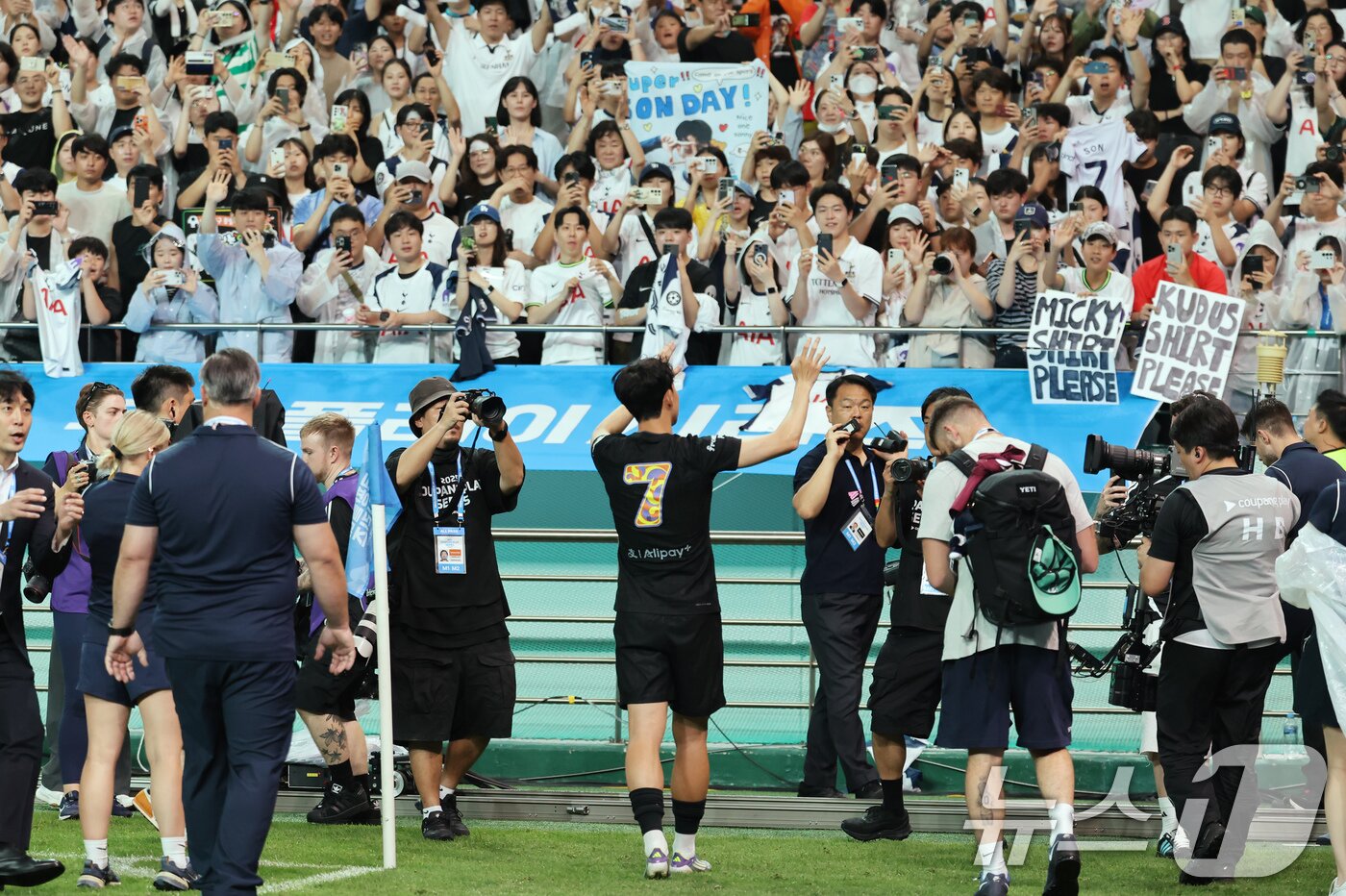본문 이미지 - 3일 오후 서울시 마포구 서울월드컵경기장에서 열린 쿠팡플레이 시리즈 토트넘 홋스퍼와 뉴캐슬 유나이티드의 경기를 마친 손흥민이 팬들에게 인사하며 그라운드를 돌고 있다. 2025.8.3/뉴스1 ⓒ News1 장수영 기자