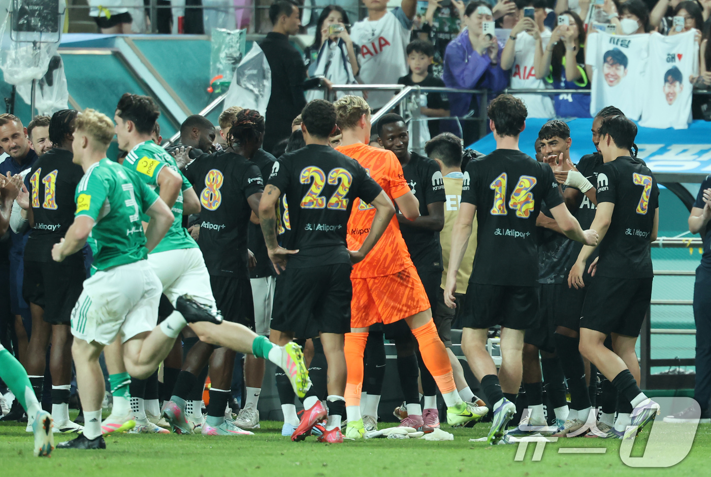 (서울=뉴스1) 장수영 기자 = 3일 오후 서울시 마포구 서울월드컵경기장에서 열린 쿠팡플레이 시리즈 토트넘 홋스퍼와 뉴캐슬 유나이티드의 경기를 마친 손흥민이 동료들에게 가드 오브 …