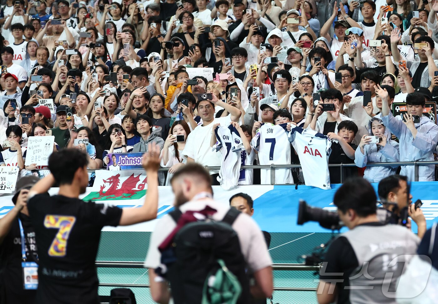 본문 이미지 - 3일 오후 서울시 마포구 서울월드컵경기장에서 열린 쿠팡플레이 시리즈 토트넘 홋스퍼와 뉴캐슬 유나이티드의 경기에서 관중들이 사실상 토트넘 마지막 경기를 마친 손흥민을 바라보며 응원을 보내고 있다. 2025.8.3/뉴스1 ⓒ News1 김민지 기자
