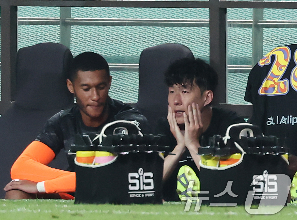 (서울=뉴스1) 장수영 기자 = 3일 오후 서울시 마포구 서울월드컵경기장에서 열린 쿠팡플레이 시리즈 토트넘 홋스퍼와 뉴캐슬 유나이티드의 경기 후반전, 교체로 경기를 마친 손흥민이 …