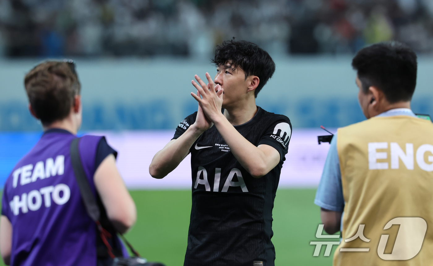 (서울=뉴스1) 장수영 기자 = 3일 오후 서울시 마포구 서울월드컵경기장에서 열린 쿠팡플레이 시리즈 토트넘 홋스퍼와 뉴캐슬 유나이티드의 경기를 마친 손흥민이 팬들에게 인사하며 그라 …