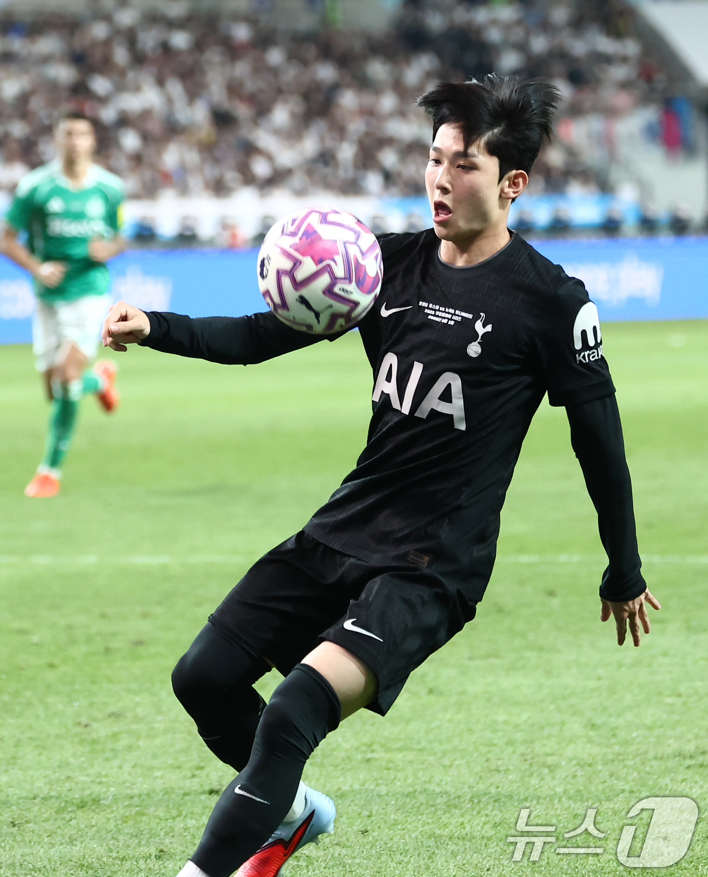 (서울=뉴스1) 김민지 기자 = 3일 오후 서울시 마포구 서울월드컵경기장에서 열린 쿠팡플레이 시리즈 토트넘 홋스퍼와 뉴캐슬 유나이티드의 경기 후반전에서 양민혁이 돌파하고 있다. 2 …