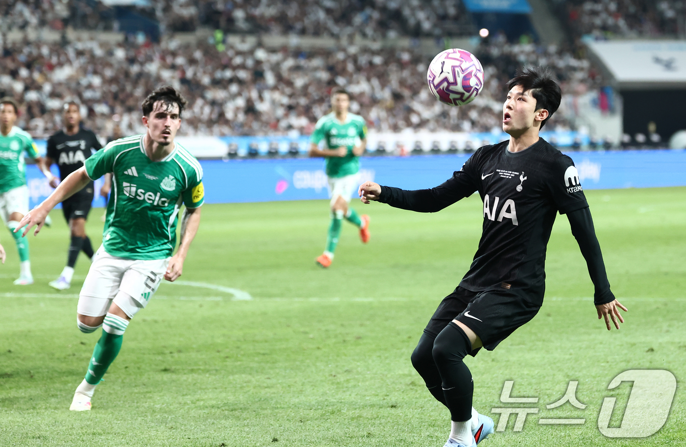 (서울=뉴스1) 김민지 기자 = 3일 오후 서울시 마포구 서울월드컵경기장에서 열린 쿠팡플레이 시리즈 토트넘 홋스퍼와 뉴캐슬 유나이티드의 경기 후반전에서 양민혁이 돌파하고 있다. 2 …