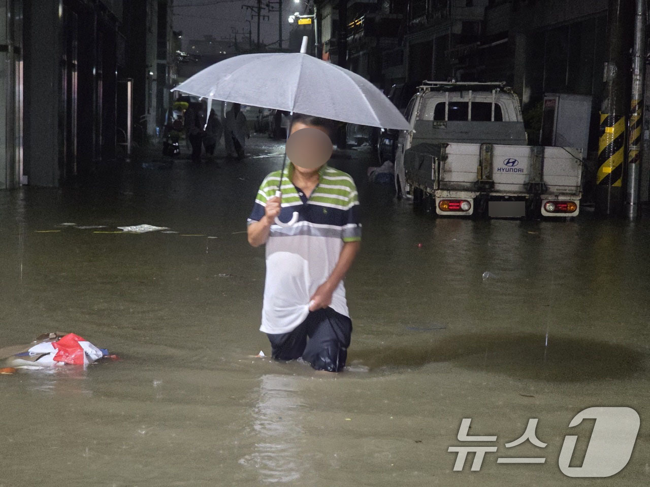 (광주=뉴스1) 박지현 기자 = 호우경보가 내린 3일 오후 광주 북구 운암동 일대 도로가 침수돼 성인 허벅지까지 잠겨있다. (광주 북구 제공. 재판매 및 DB 금지) 2025.8. …