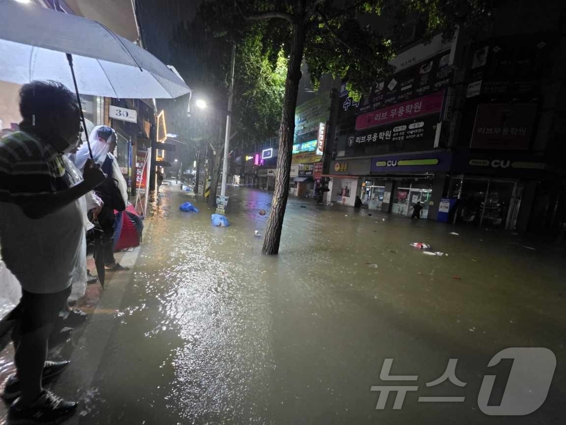 (광주=뉴스1) 박지현 기자 = 호우경보가 내린 3일 오후 광주 북구 운암동 일대 도로가 침수돼 성인 발목까지 잠겨있다. (광주 북구 제공. 재판매 및 DB 금지) 2025.8.3 …