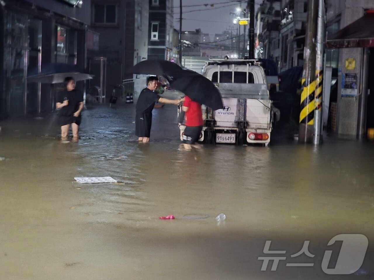 본문 이미지 - 호우경보가 내린 3일 오후 광주 북구 운암동 일대 도로가 침수돼 성인 무릎까지 잠겨있다. &#40;광주 북구 제공. 재판매 및 DB 금지&#41; 2025.8.3/뉴스1 