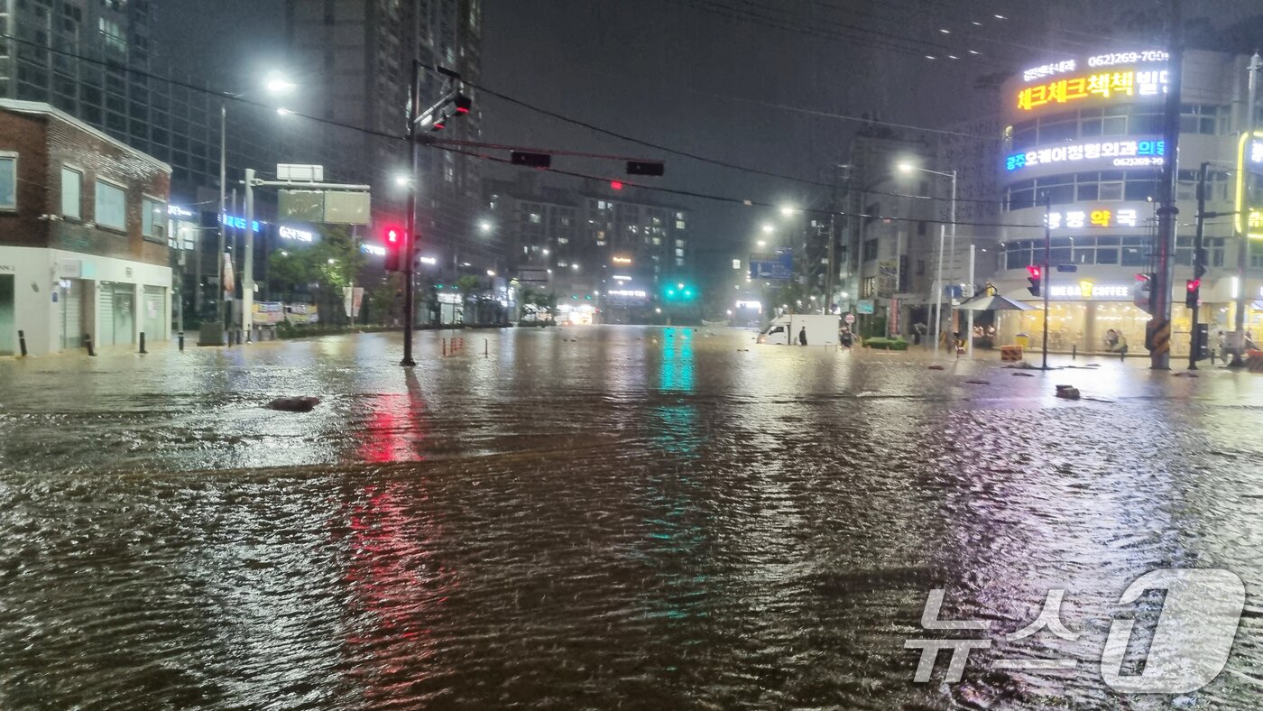 본문 이미지 - 호우경보가 내린 3일 오후 상습 침수지역인 광주 북구 신안교 일대가 다시 침수돼 있다. &#40;독자 제공. 재판매 및 DB 금지&#41;