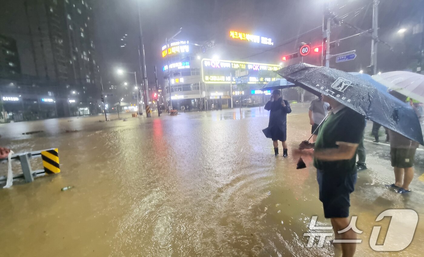 본문 이미지 - 호우경보가 내린 3일 오후 광주 북구 운암동 신안교 일대 도로가 침수돼 북구청 공무원들이 현장을 점검하고 있다. &#40;독자 제공. 재판매 및 DB 금지&#41; 2025.8.3/뉴스1 ⓒ News1 박준배 기자
