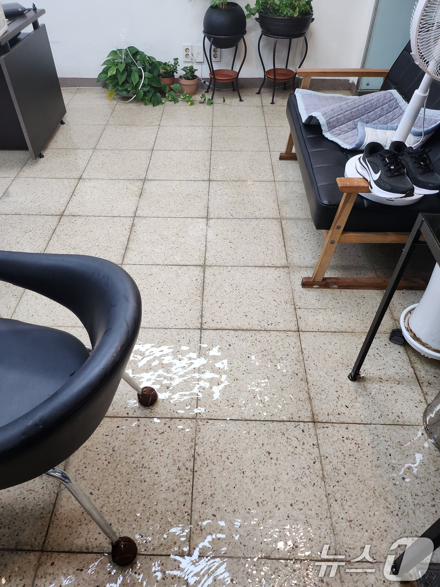 본문 이미지 - 호우경보가 내린 3일 오후 광주 광산구 수완지구 한 사무실 바닥에 물이 차 있다. &#40;독자 제공. 재판매 및 DB 금지&#41; 2025.8.3/뉴스1 ⓒ