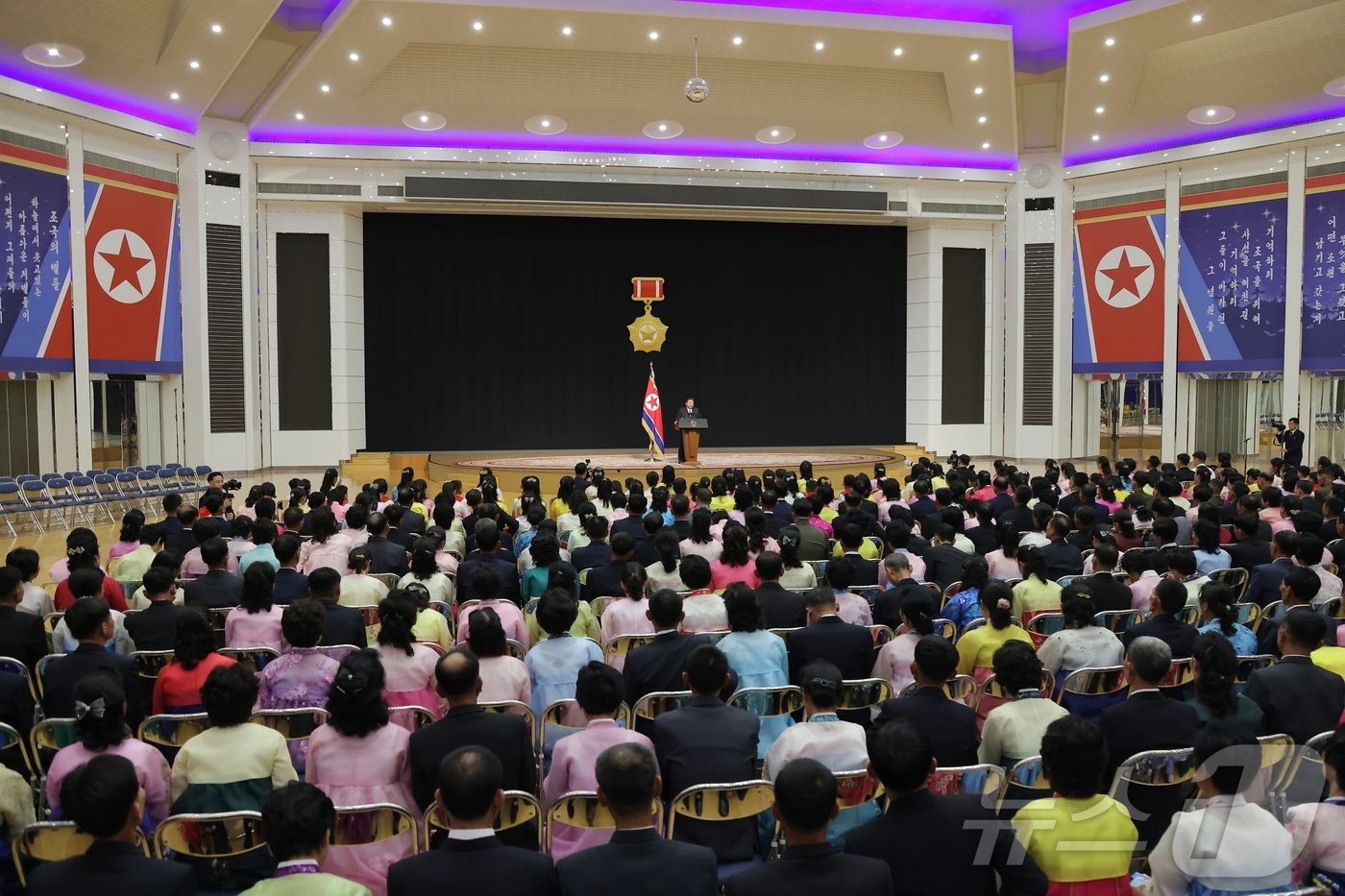 (평양 노동신문=뉴스1) = 북한 노동당 기관지 노동신문은 30일 "김정은 총비서가 지난 29일 목란관에서 해외 군사작전에서 특출한 공훈을 세운 참전 열사들의 유가족들을 만나 따뜻 …