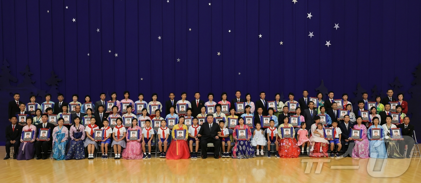 (평양 노동신문=뉴스1) = 북한 노동당 기관지 노동신문은 30일 "김정은 총비서가 지난 29일 목란관에서 해외 군사작전에서 특출한 공훈을 세운 참전 열사들의 유가족들을 만나 따뜻 …