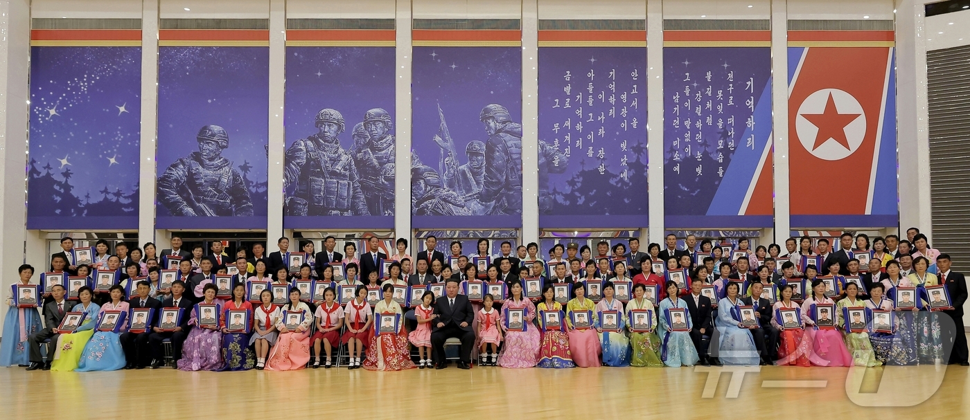 (평양 노동신문=뉴스1) = 북한 노동당 기관지 노동신문은 30일 "김정은 총비서가 지난 29일 목란관에서 해외 군사작전에서 특출한 공훈을 세운 참전 열사들의 유가족들을 만나 따뜻 …