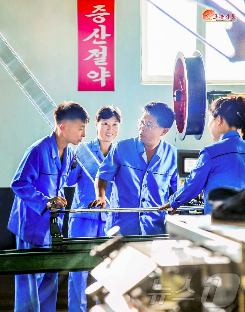 (평양 노동신문=뉴스1) = 북한 노동당 기관지 노동신문은 30일 당 일꾼들에게 "제품의 질을 높이도록 종업원들을 이끌어야 한다"라고 당부했다. 사진은 김정숙평양방직공장. [국내에 …