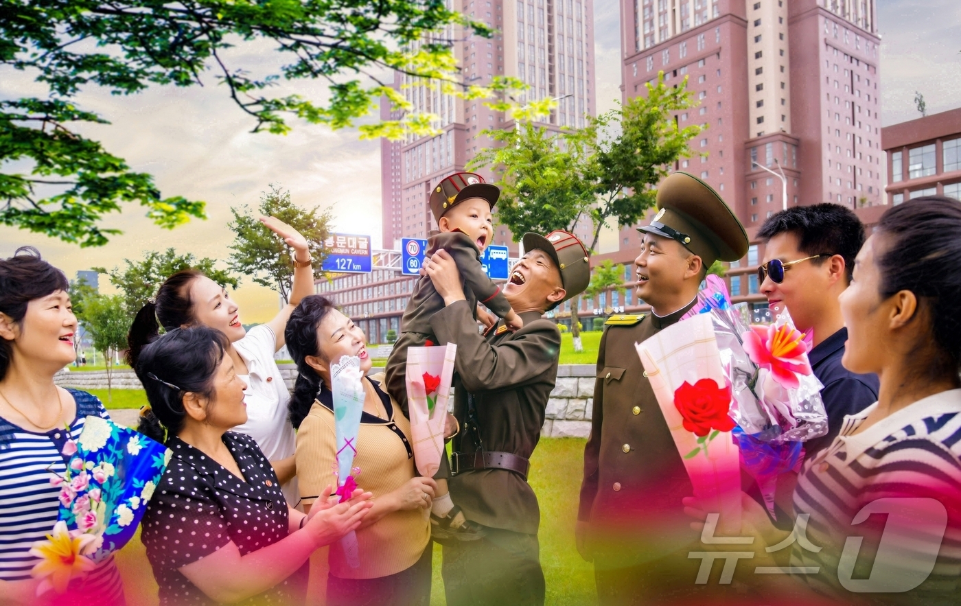 (평양 노동신문=뉴스1) = 북한 노동당 기관지 노동신문은 30일 코로나19가 확산되던 때 인민군들의 도움으로 태어난 한 어린이의 모습을 조명했다. [국내에서만 사용가능. 재배포 …