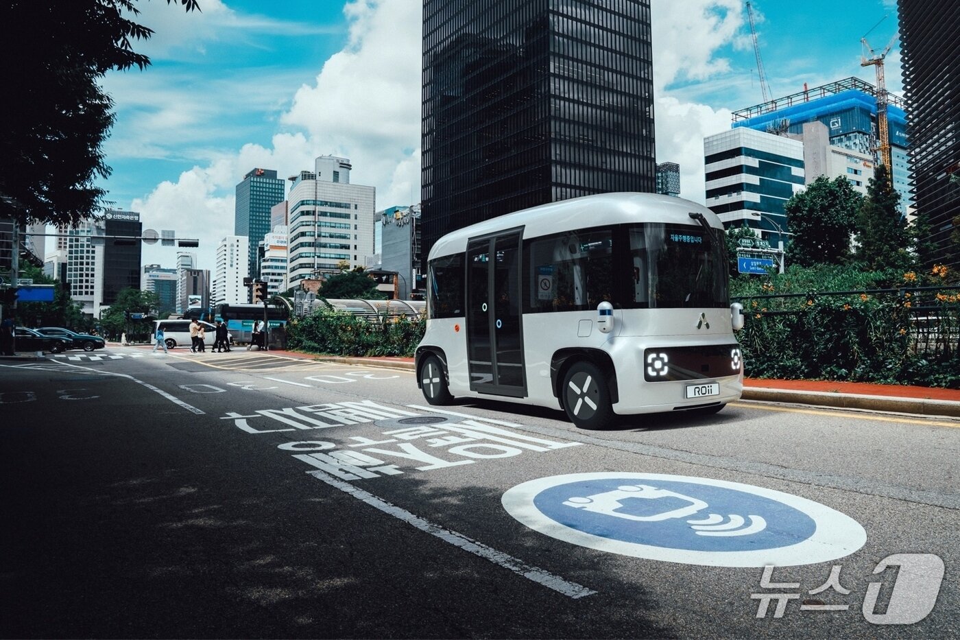 본문 이미지 - 서울 청계천을 달리는 &#39;로이&#39;&#40;ROii&#41; &#40;오토노머스에이투지 제공&#41;
