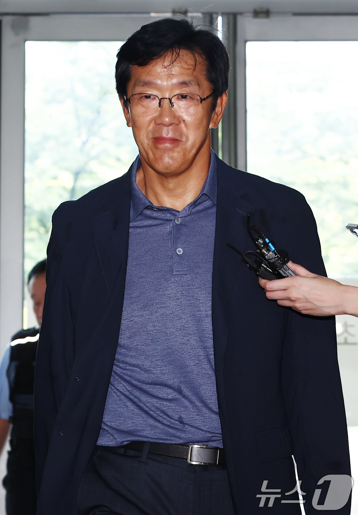 (서울=뉴스1) 김민지 기자 = 황유성 전 국군방첩사령관이 30일 오전 서울 서초구 '순직 해병 특검'으로 참고인 조사를 받기 위해 출석하고 있다. 2025.8.30/뉴스1