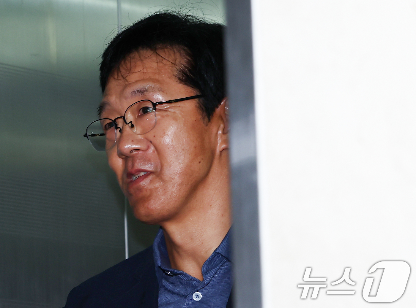 (서울=뉴스1) 김민지 기자 = 황유성 전 국군방첩사령관이 30일 오전 서울 서초구 '순직 해병 특검'으로 참고인 조사를 받기 위해 출석하고 있다. 2025.8.30/뉴스1