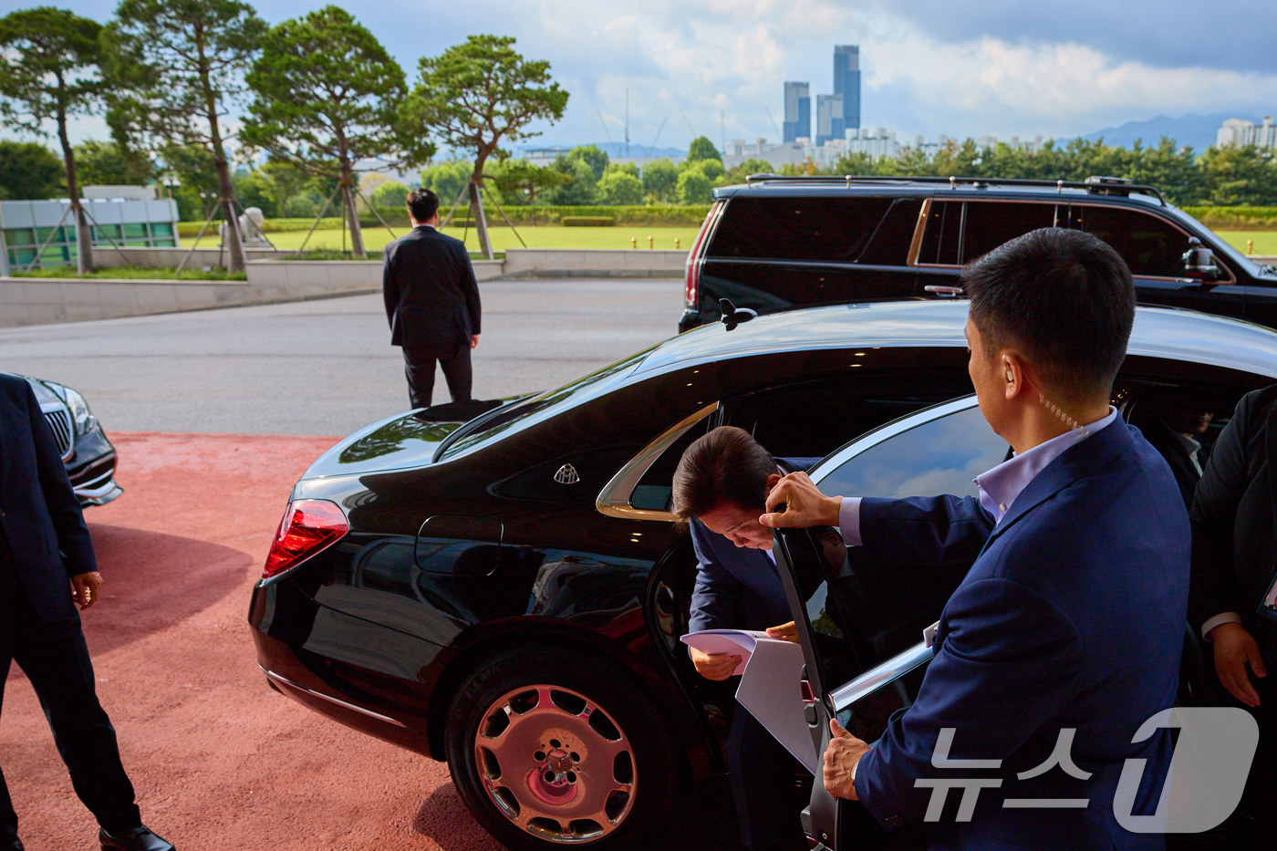 (서울=뉴스1) 이재명 기자 = 이재명 대통령이 지난 29일 서울 용산 대통령실 청사로 출근하고 있다. (이재명 대통령 SNS. 재판매 및 DB 금지) 2025.8.30/뉴스1