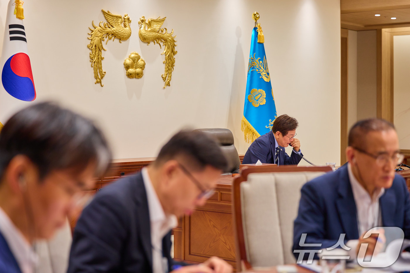 (서울=뉴스1) 이재명 기자 = 이재명 대통령이 지난 29일 서울 용산 대통령실 청사에서 세르다르 베르디무하메도프 투르크메니스탄 대통령과 전화 통화를 하고 있다. (이재명 대통령 …