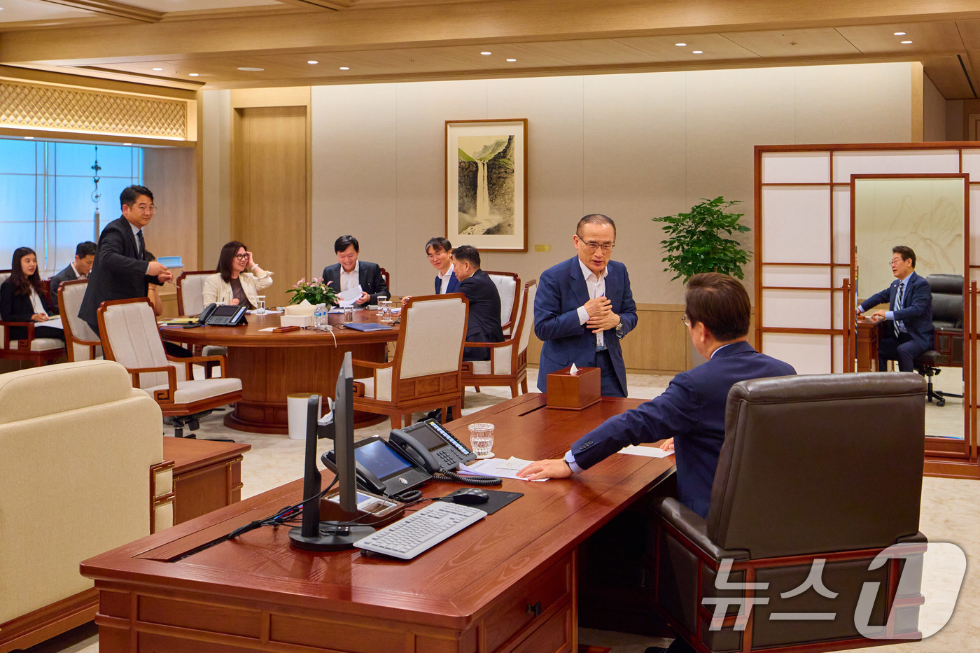 (서울=뉴스1) 이재명 기자 = 이재명 대통령이 지난 29일 서울 용산 대통령실 청사에서 세르다르 베르디무하메도프 투르크메니스탄 대통령과 전화 통화에 앞서 위성락 국가안보실장과 대 …