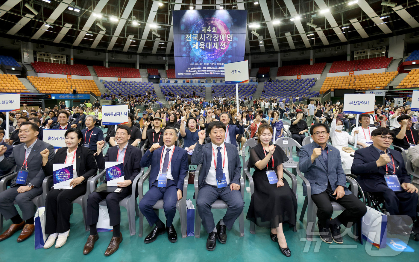 (서울=뉴스1) = 강윤택 한국시각장애인스포츠연맹 회장이 29일 수원종합운동장 실내체육관에서 열린 제4회 전국시각장애인 체육대제전에서 참석자들과 기념촬영을 하고 있다. (한국시각장 …