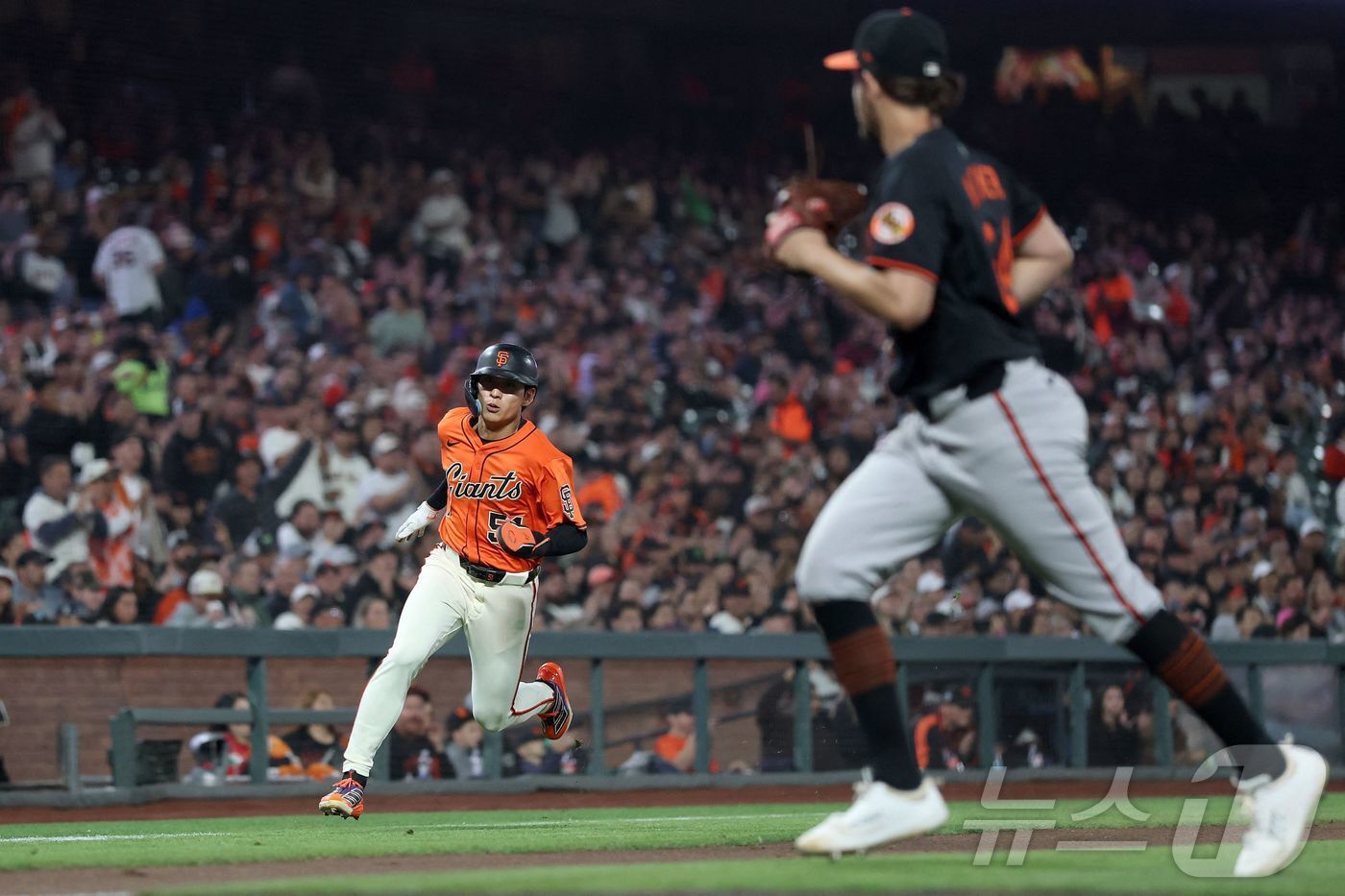 본문 이미지 - 이정후&#40;샌프란시스코 자이언츠&#41;가 30일&#40;한국시간&#41; 열린 볼티모어 오리올스와의 경기에서 2회 적시타 때 3루를 돌아 홈을 파고 들고 있다. ⓒ AFP=뉴스1