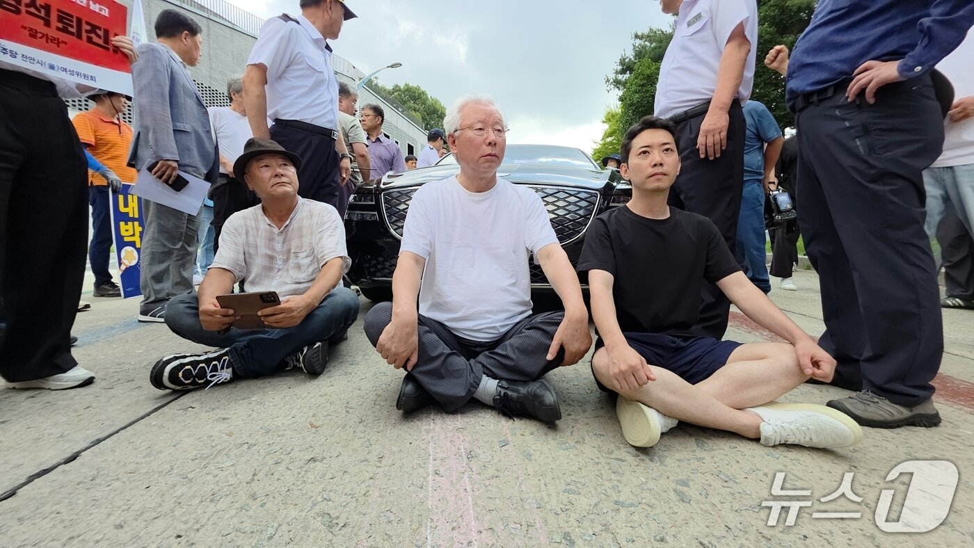 본문 이미지 - 김형석 관장의 사퇴를 촉구하며 관장실을 점거 농성 중인 오주현 씨(오른쪽)가 지난 25일 김형석 관장의 출근을 저지하기 위해 차량을 막아서고 있다. 2025.8.25./뉴스1ⓒNews1 이시우 기자